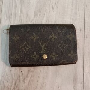 Louis Vuitton Brown Wallet with Elegant Monogram Pattern